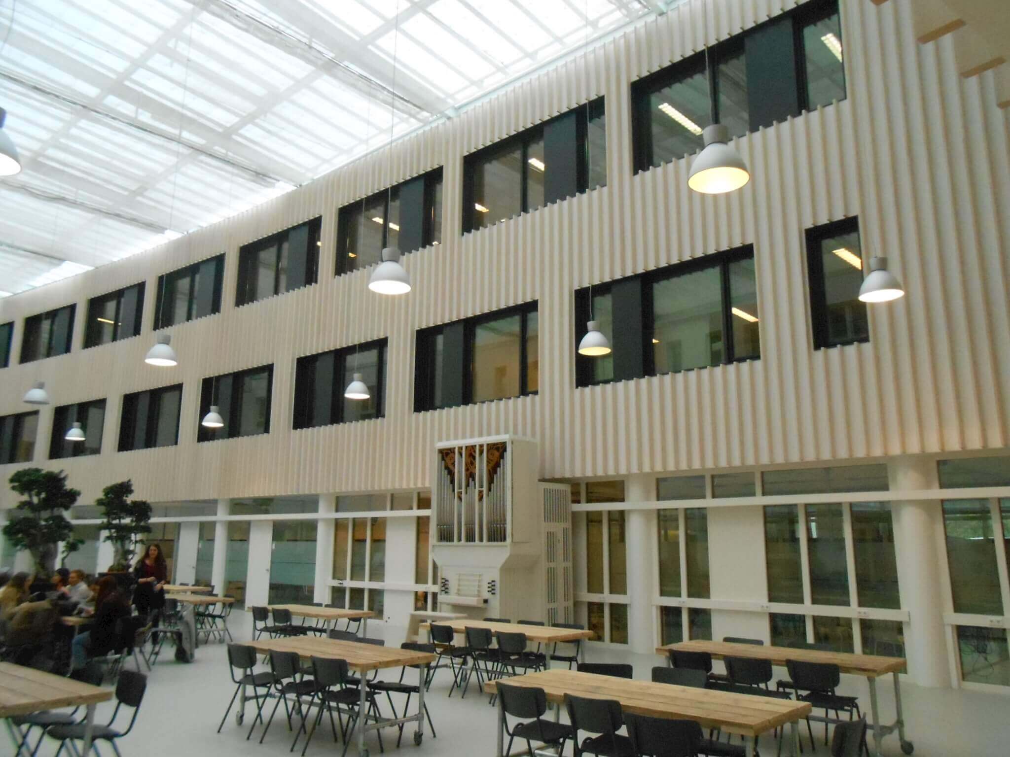 Christelijke Hogeschool Ede — onderwijsruimtes met katoenstuc